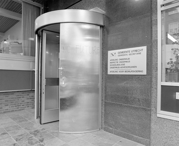 884034 Gezicht op de ingang van het kantoorgebouw Burgemeester Reigerstraat 89 te Utrecht (kantoor voor de ...